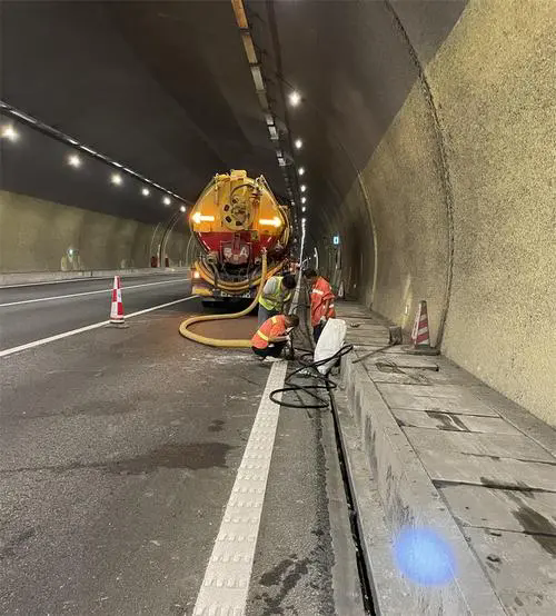 洋县隧道排水渠清淤